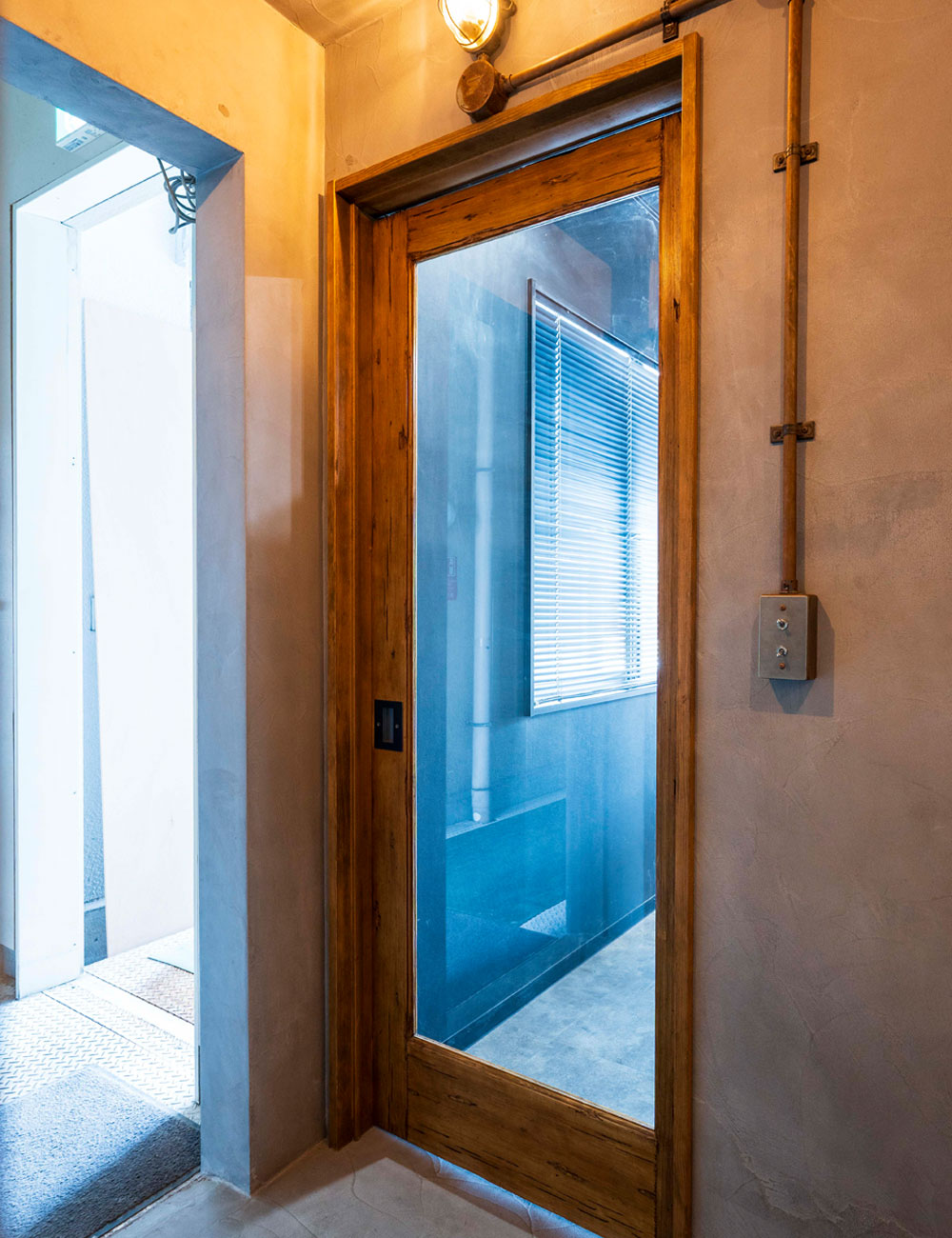 ショールームの配置を参考にデザインされた、壁面の露出配管ライン