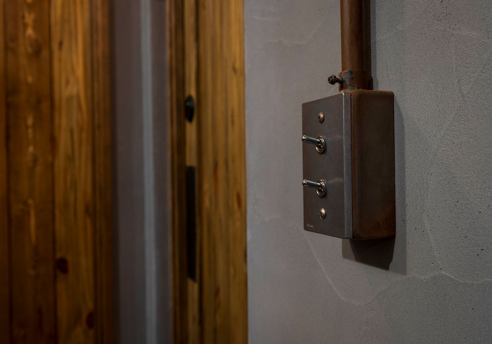 指先に触れる感触までこだわった、真鍮製のトグルスイッチ