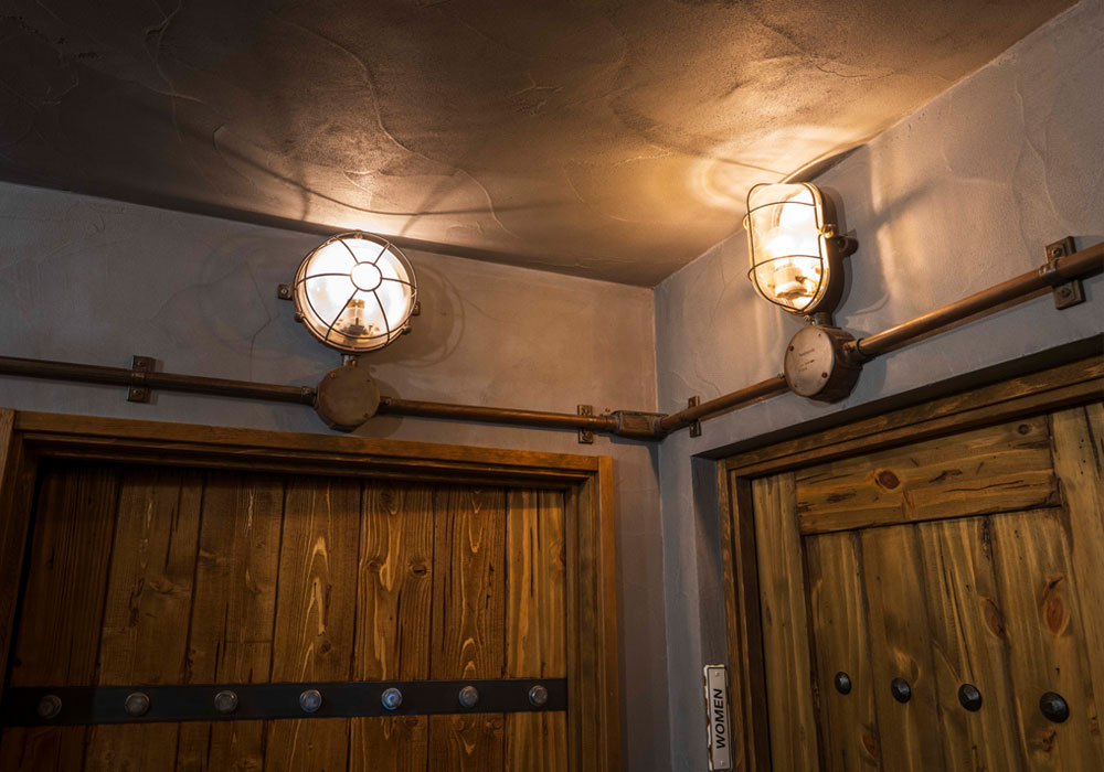 陰影の重なりを演出する、アンティークなブラケット照明