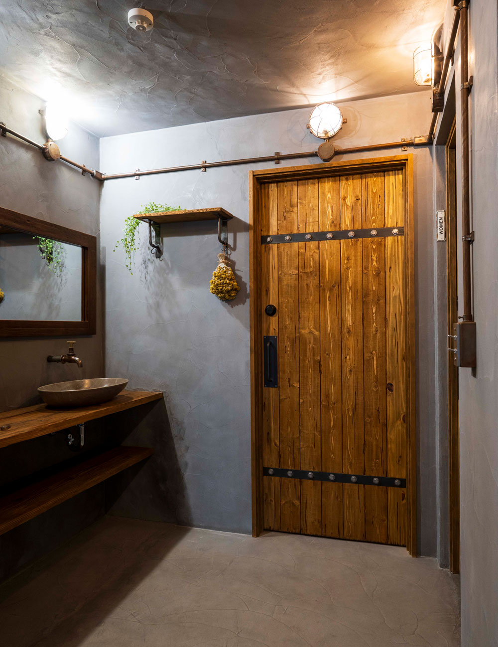 木目が深く力強く浮かび上がる、ハードヴィンテージ仕上げの木製ドア