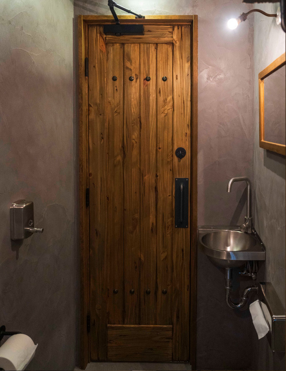 トイレ空間に圧倒的な素材感を与える、木製室内ドア ID-835