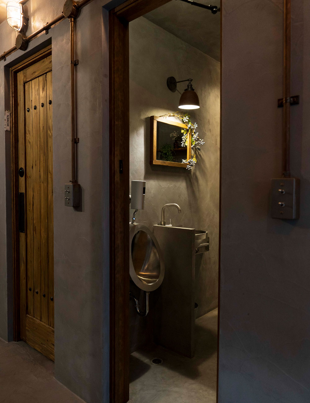 インダストリアルな設備とマッチした、ヴィンテージ仕上げの室内ドア