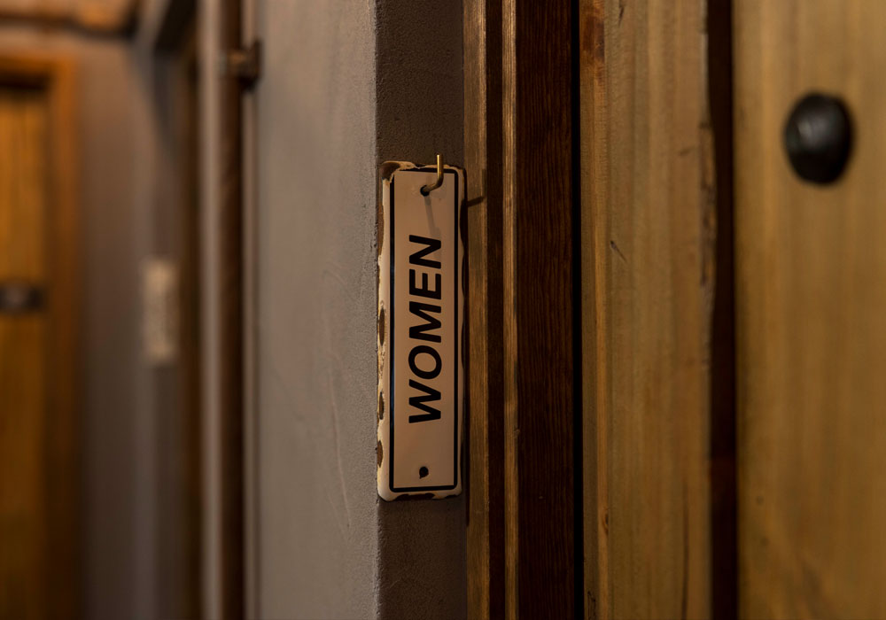 細部のサインまでこだわり抜かれた、来客専用パウダールームの入り口