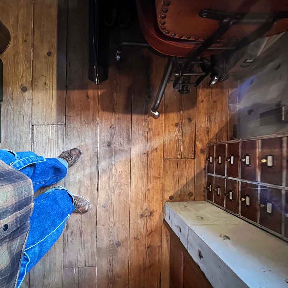 究極のこだわりが、木製ドアを輝かせる ヴィンテージ家具やドアと調和した空間