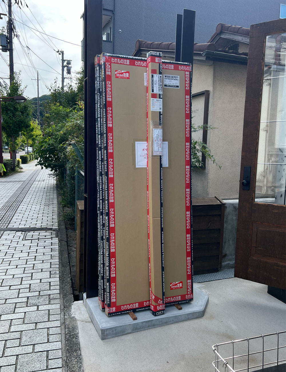 すべては「開ける瞬間の喜び」のために 出荷を待つ厳重に梱包されたドアたち