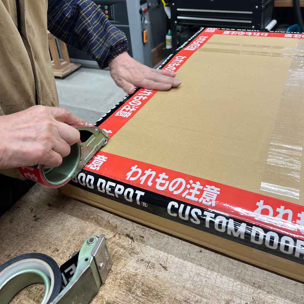 届いた瞬間、感動を。WOOD DEPOTの木製ドアを安全に届ける「梱包」の大切さ