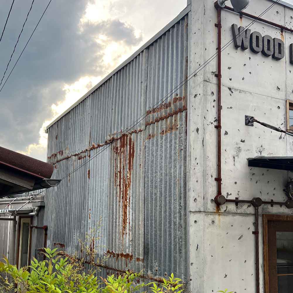 20年の錆が宿る情緒。インドネシア製トタンで叶える唯一無二の店舗外装