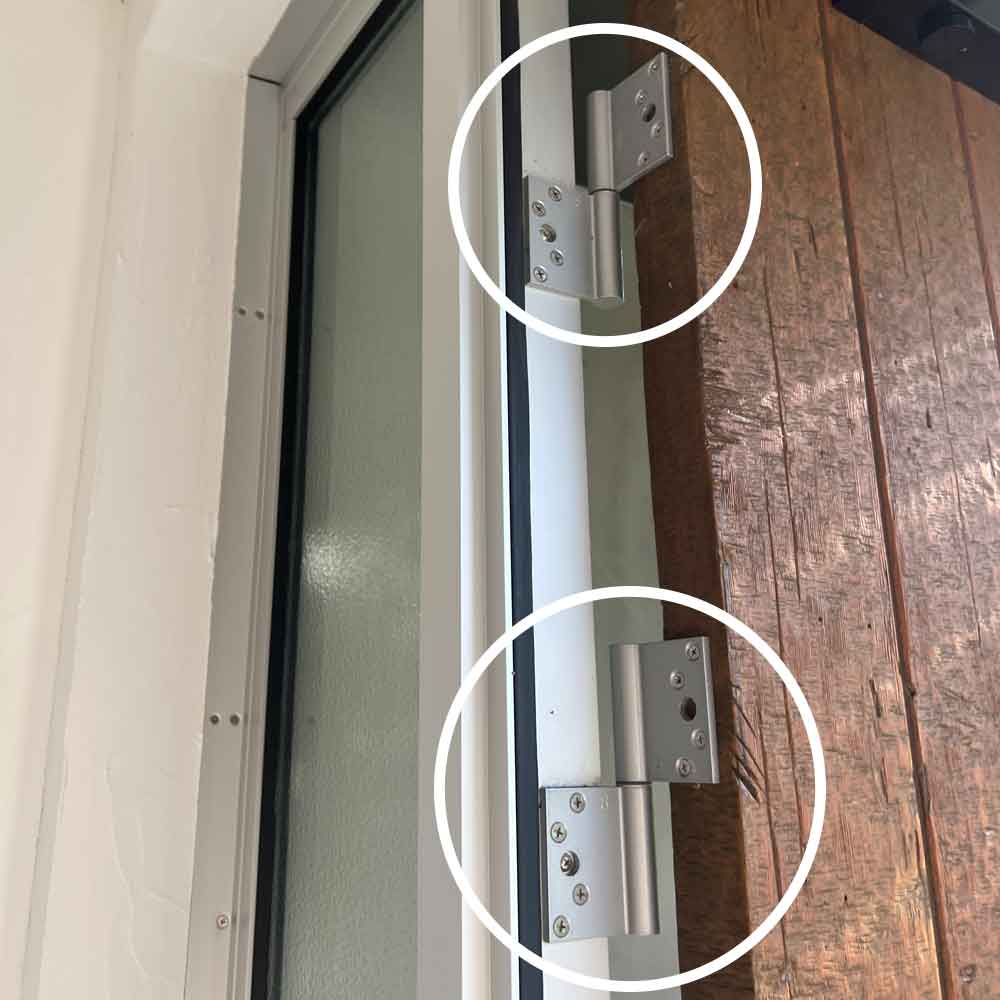 🛠️ 鍵を握るのはここ！チェックすべき「旗丁番」 既存のアルミ玄関ドアの上下に取り付けられている金物