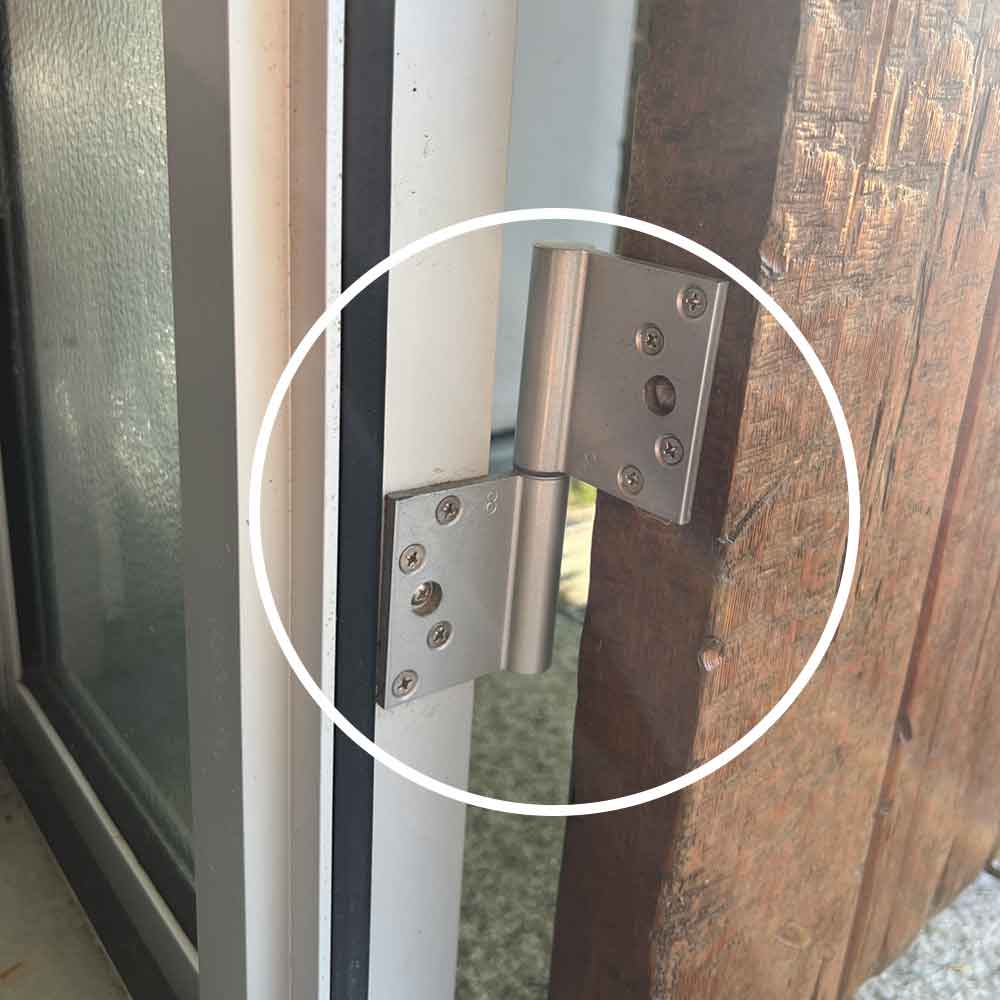 🛠️ 鍵を握るのはここ！チェックすべき「旗丁番」 丸印で囲んだ旗丁番の形状の金物