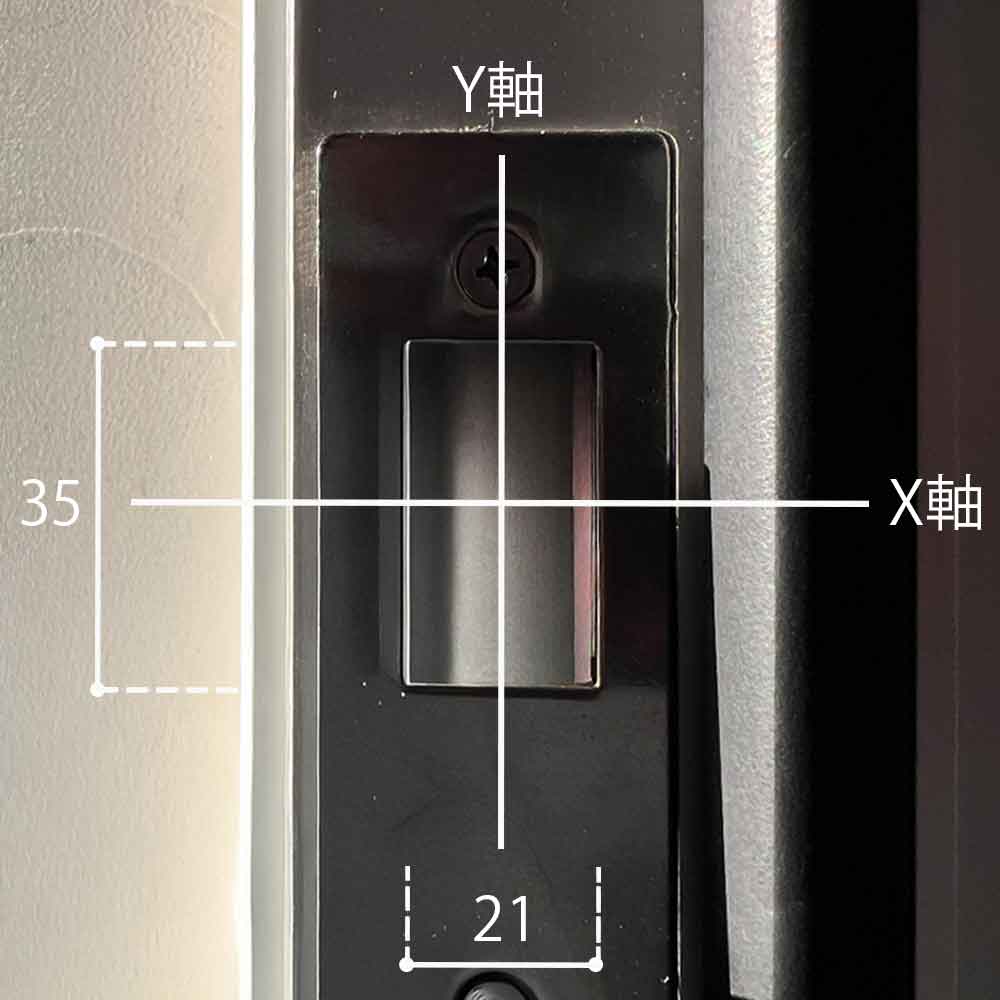 1. 基準となる既存枠の「ストライク穴」を測定する 既存枠のストライク穴を測定している様子