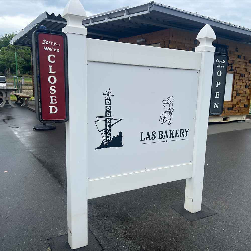LAS BAKERY様の爽やかな白い看板