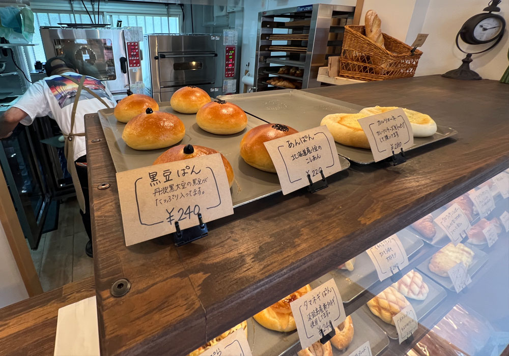 3. マニアが唸るディテール。マイナスビスへのこだわり こだわりのパンが並ぶ温かい店内空間