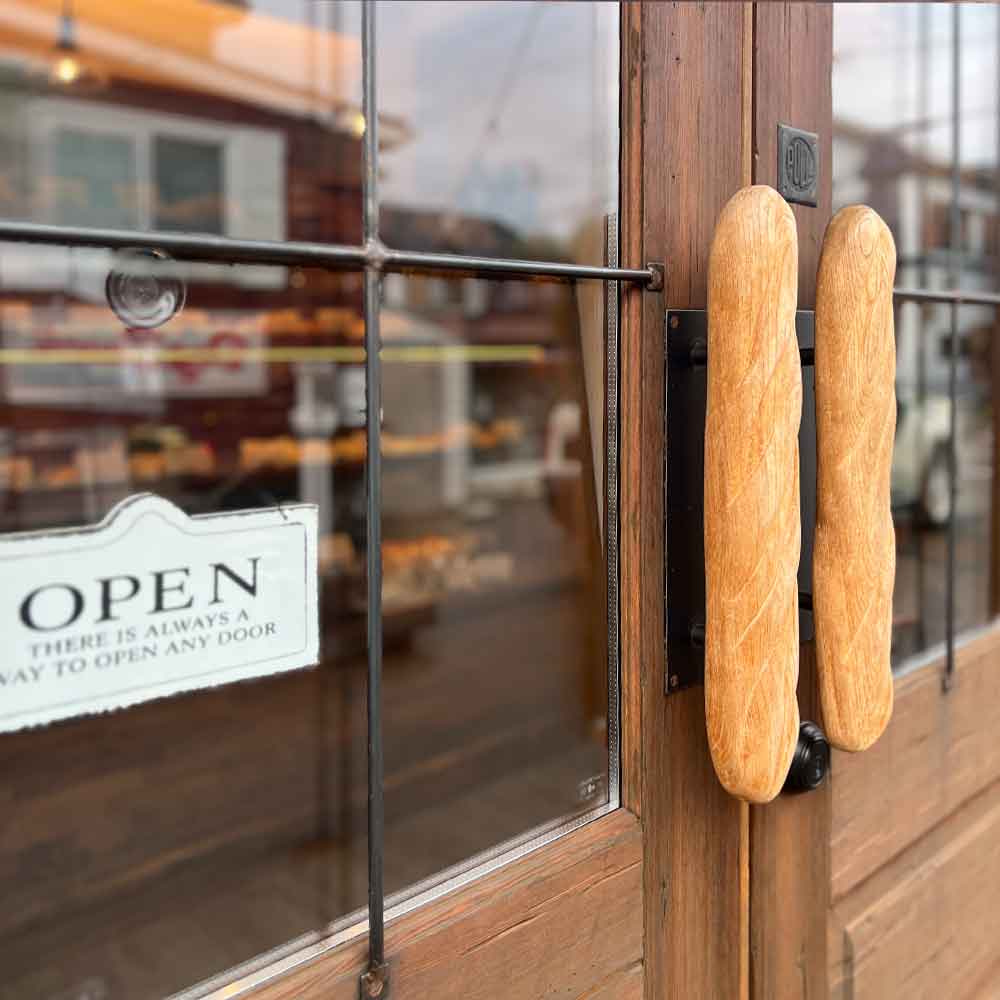 セカンドライフで夢のパン屋を開業！理想を叶える木製ドアの選び方