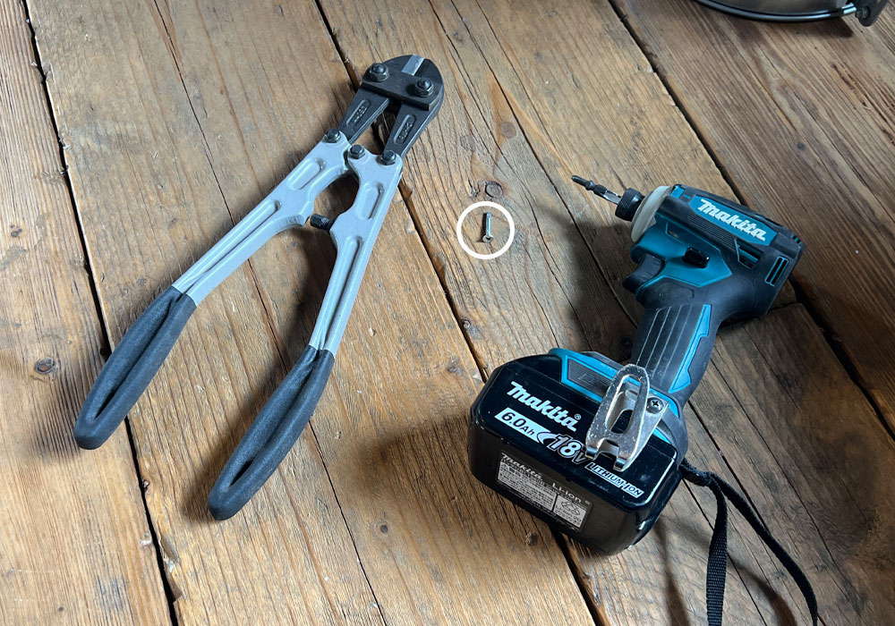 2. 有孔ボードとバインダーで作る拡張ステージ DIYに使用するインパクトドライバーやビスなどの工具類