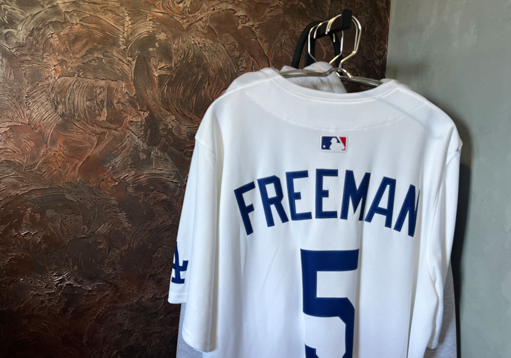 2. 覚悟の独立と、屋号「FREEMAN」に宿る運命の一撃 店内に掛けられた背番号5のユニフォーム