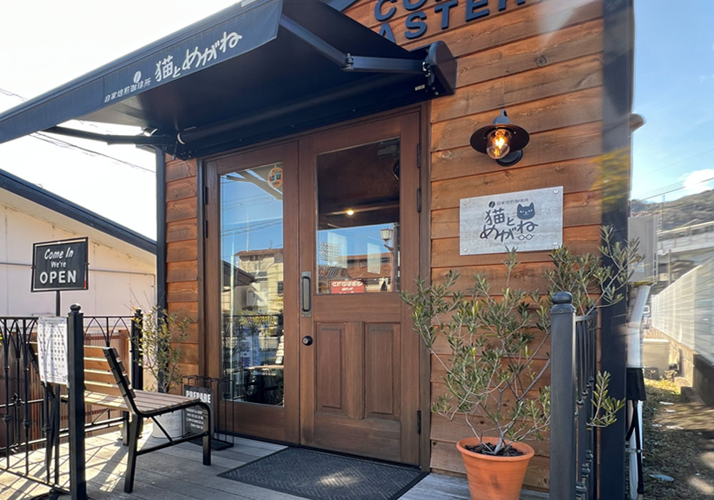 【長く使える4年目】お店のアイコンとして愛される入り口 自家焙煎の香りが漂う空間に佇むアンティーク調の木製ドア