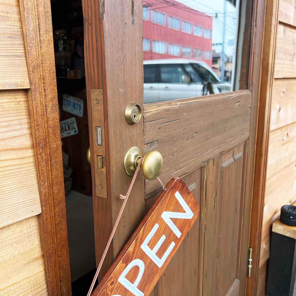 【店舗改装】お気に入りのロックンロールが響く、本物の木製ドアがもたらす最高のセッション