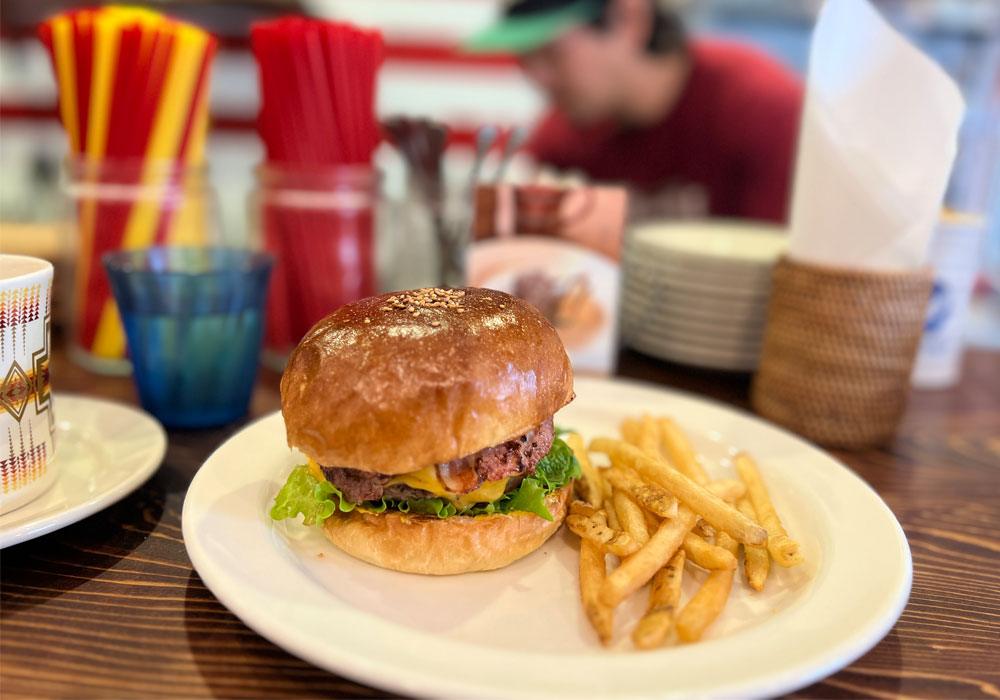■ ドアは、お客様を非日常へといざなう「最初のワンフレーズ」 アメリカンダイナーの店内とハンバーガー