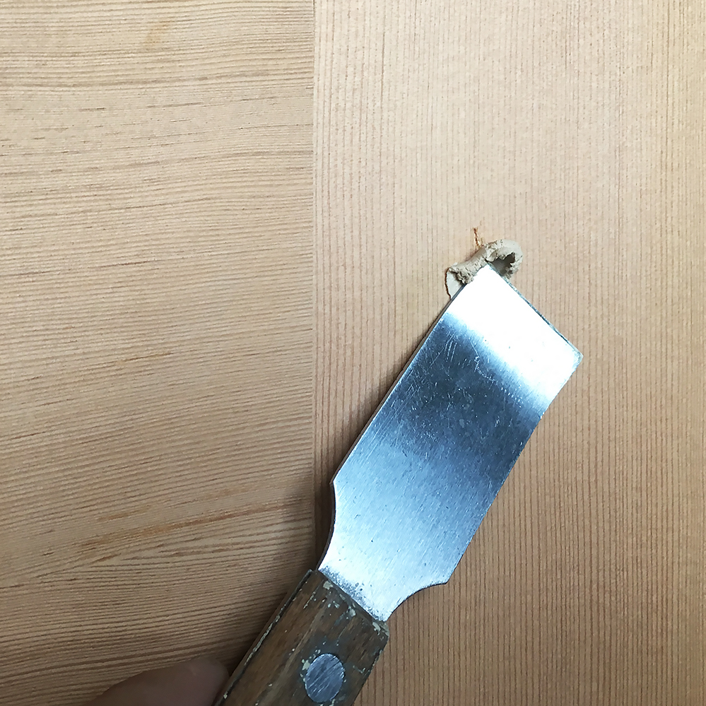 木製ドアのえぐれ傷・ひっかき傷をDIYで直す！専用パテを使った簡単補修4ステップ