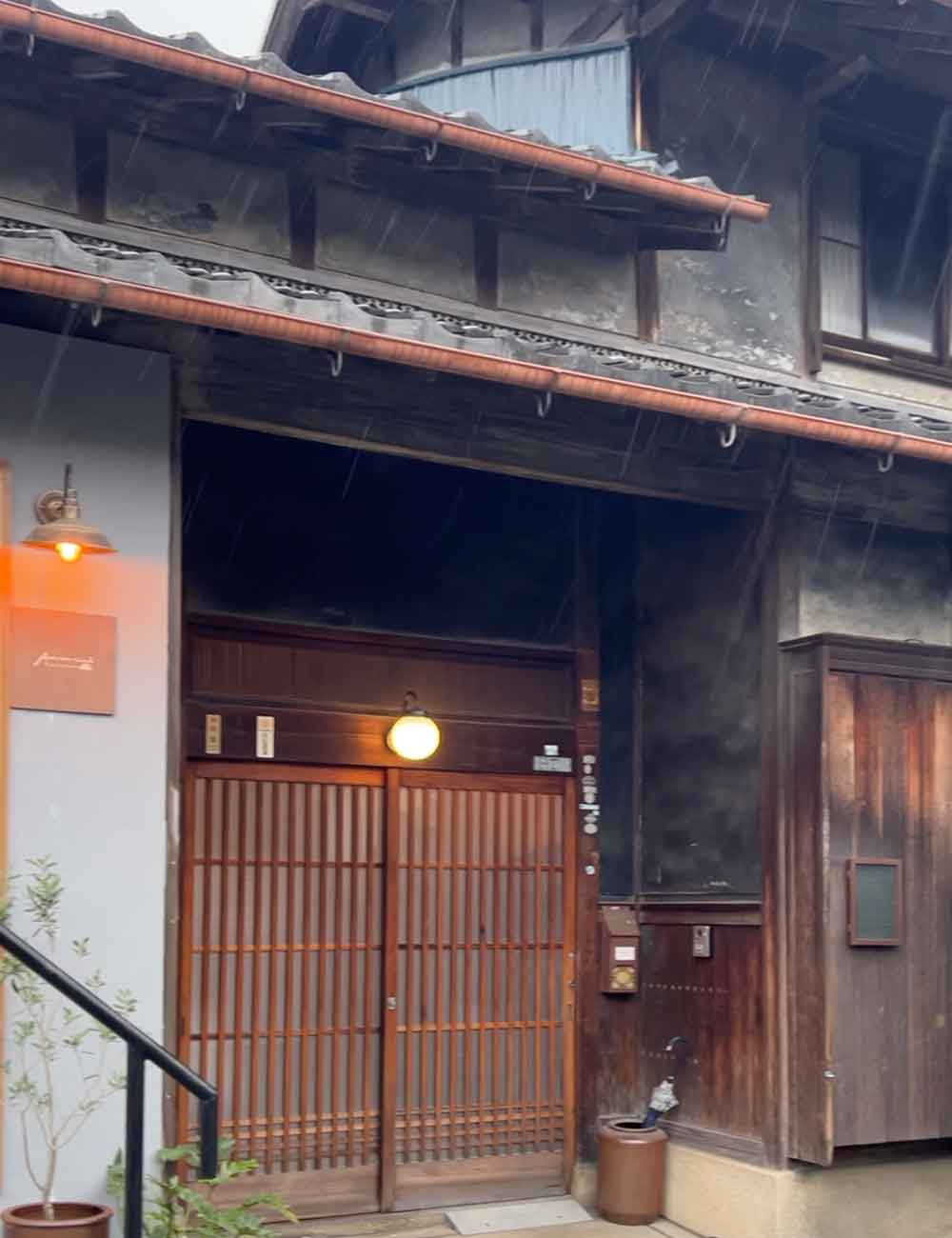 古き良き佇まいに、新しい息吹を吹き込む 伝統的な古民家の佇まいと新しく迎えた木製ドアの外観