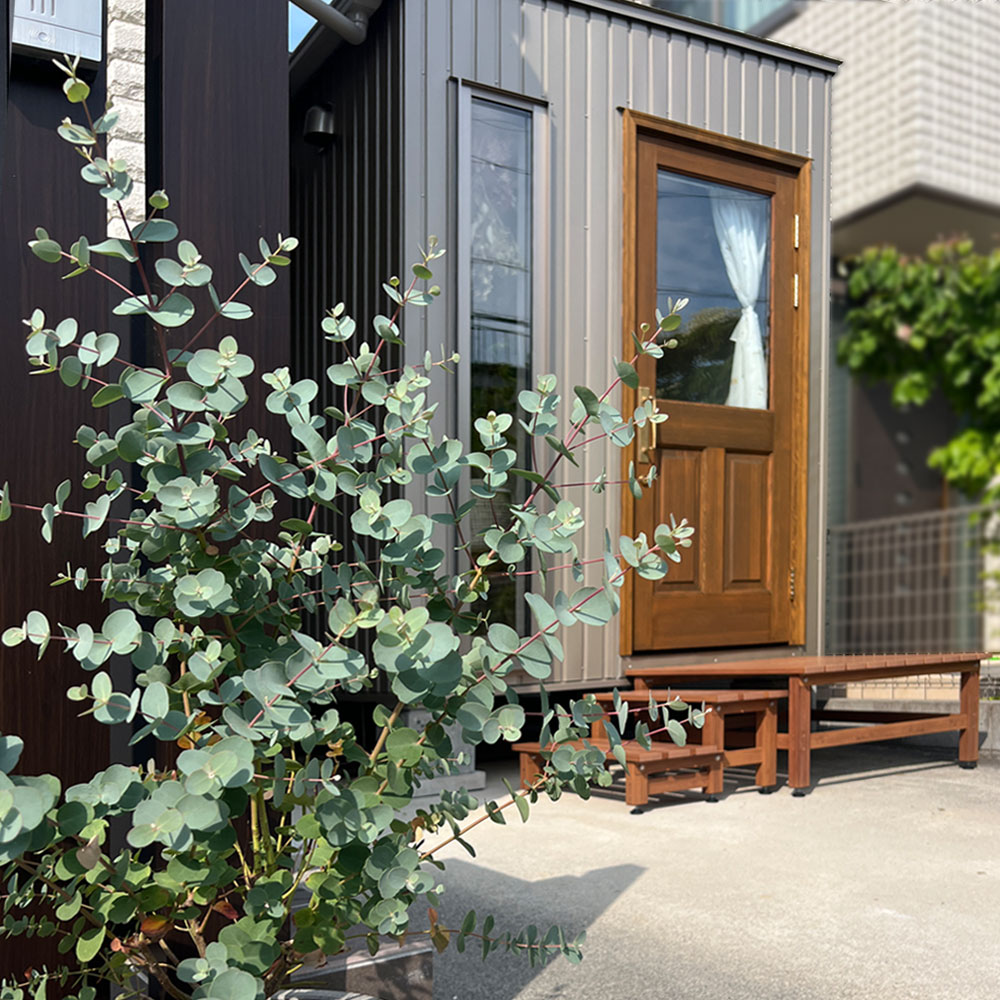 妥協しない木製ドアがお店の顔！タイニーハウスでサロン開業物語