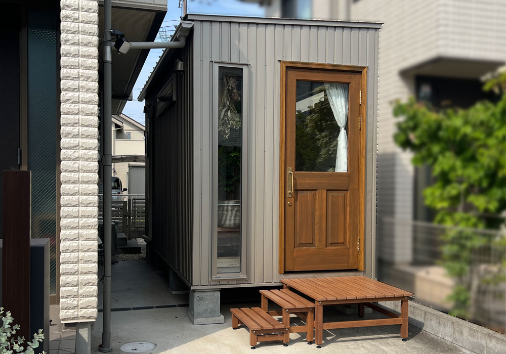 1. 既製品カタログにはないワクワク感。妥協しない「お店の顔」 厳しい景観規定をクリアしたタイニーハウスの外観