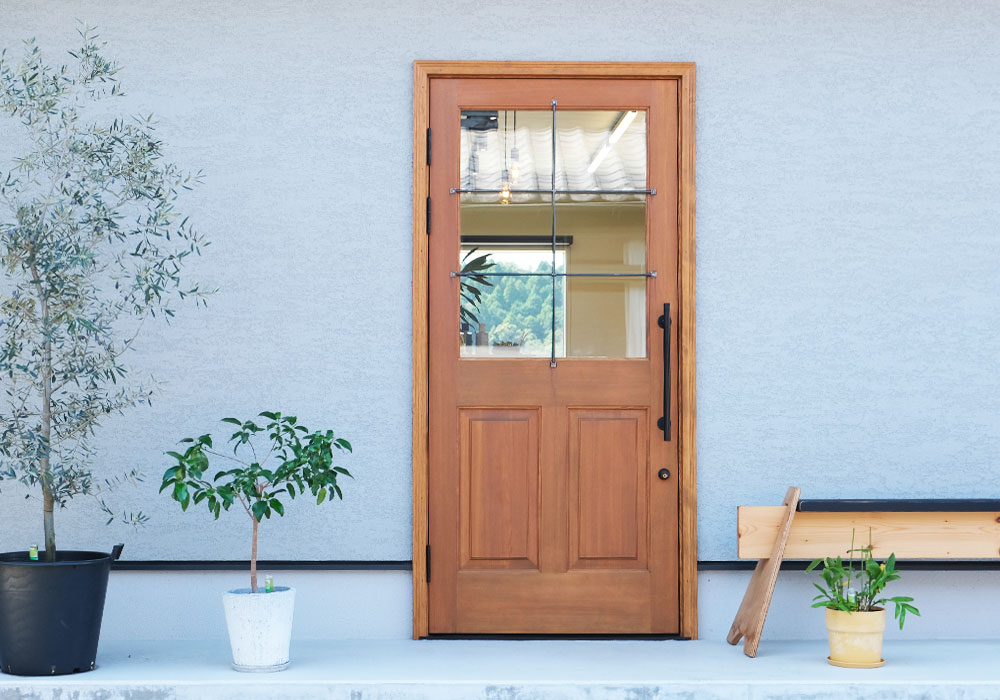 なぜ今、「脱・エイジング」なのか? あえて加工を加えない木の素顔を生かしたシンプルな木製ドア