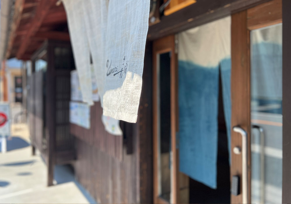 ヴィンテージ仕上げの木製玄関ドアが持つ圧倒的な存在感 職人の手によって丁寧にヴィンテージ加工が施された重厚な木製玄関ドア