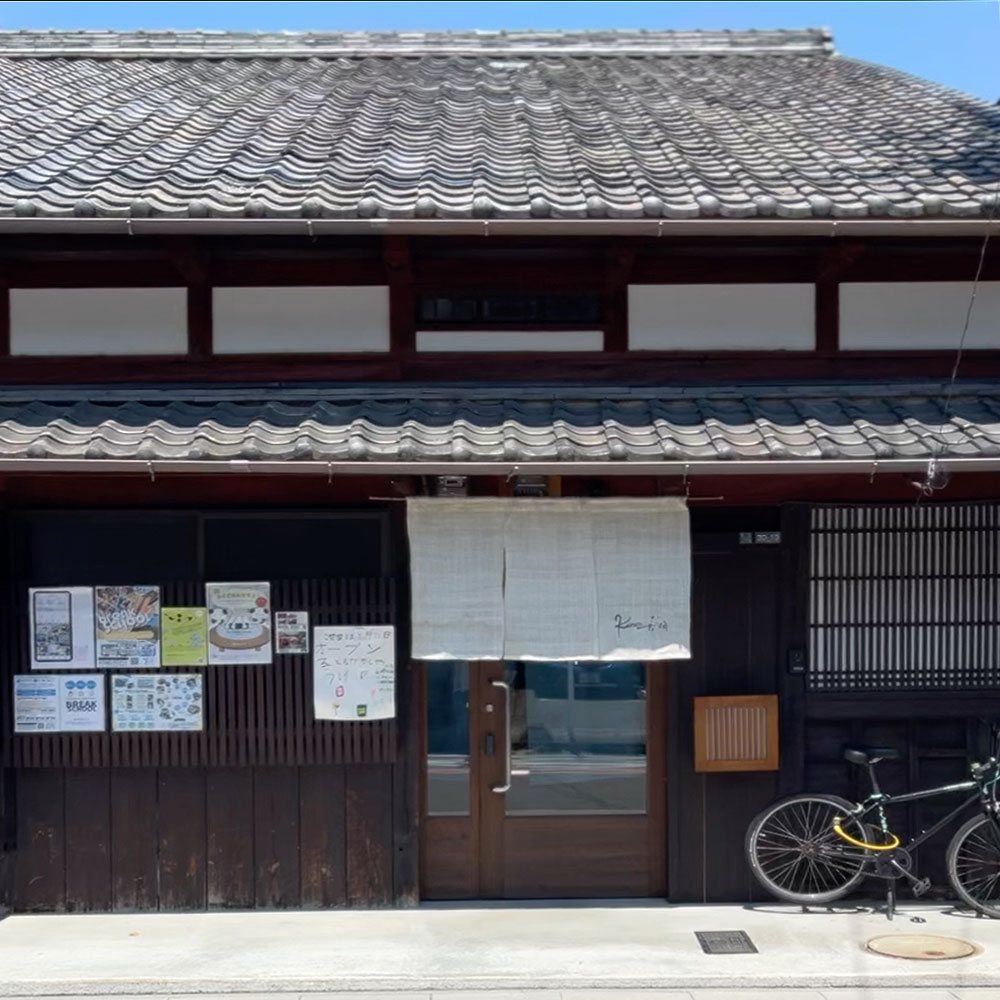 「木製玄関ドア×古時計」が感動の連鎖を生み出す ドアを開けた先に広がる古時計が静かに時を刻むノスタルジックな空間