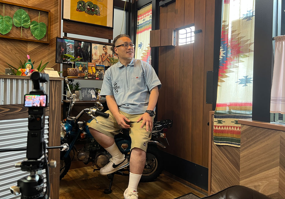 あくなき挑戦が、お店の未来を創る 愛車と共に空間で笑顔を見せる店主