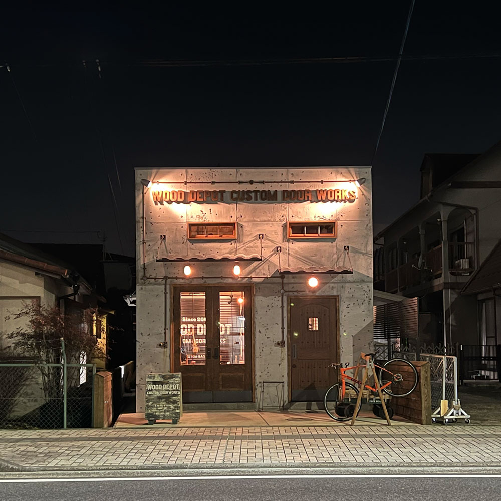 【晩】店舗改装のヒントに。本物の木のドアが魅せる、静かな夜の佇まい。