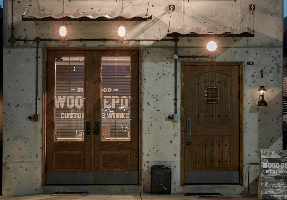 夜の街並みに豊かな癒やしを添える「お店の顔」 柔らかな灯りに照らされるWOOD DEPOTショールームのエントランス