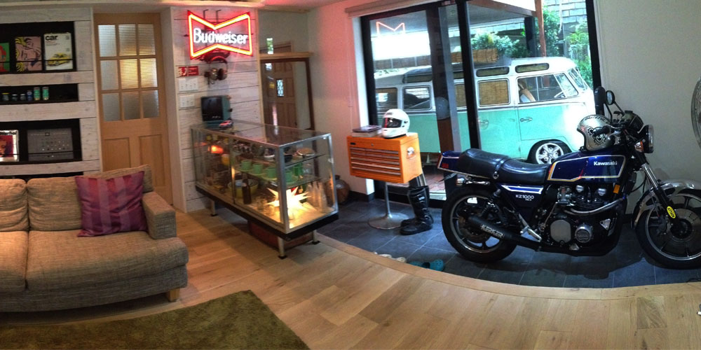 木製ドアは、極上のコレクションを飾る「重厚な額縁」 年代物のバイクとヴィンテージアイテムが調和する趣味空間