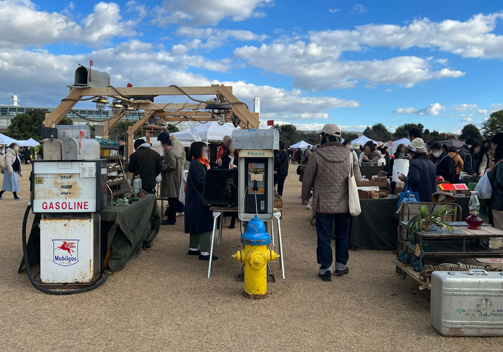蚤の市での出会い：真鍮の電気スイッチがもたらすインスピレーション 数々の骨董品から運命のパーツと出会う瞬間