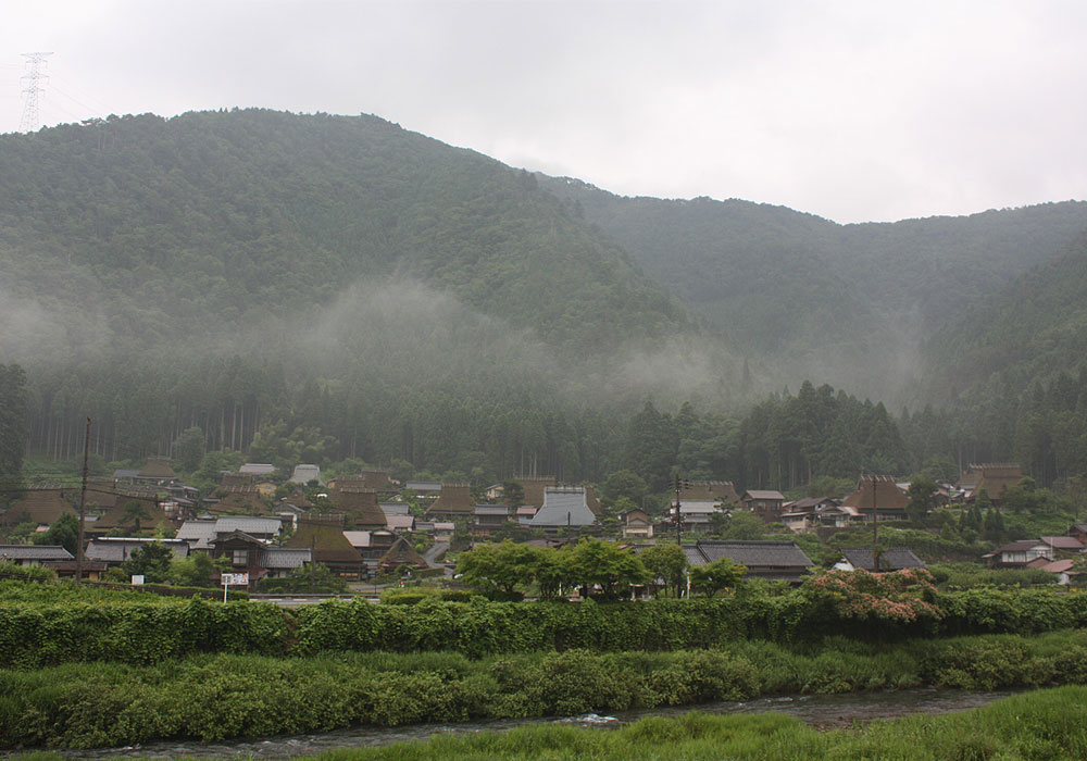 美山町に今も残る原風景としての木の建具（独自） 霧に包まれた山あいに佇む、美山町の茅葺き集落