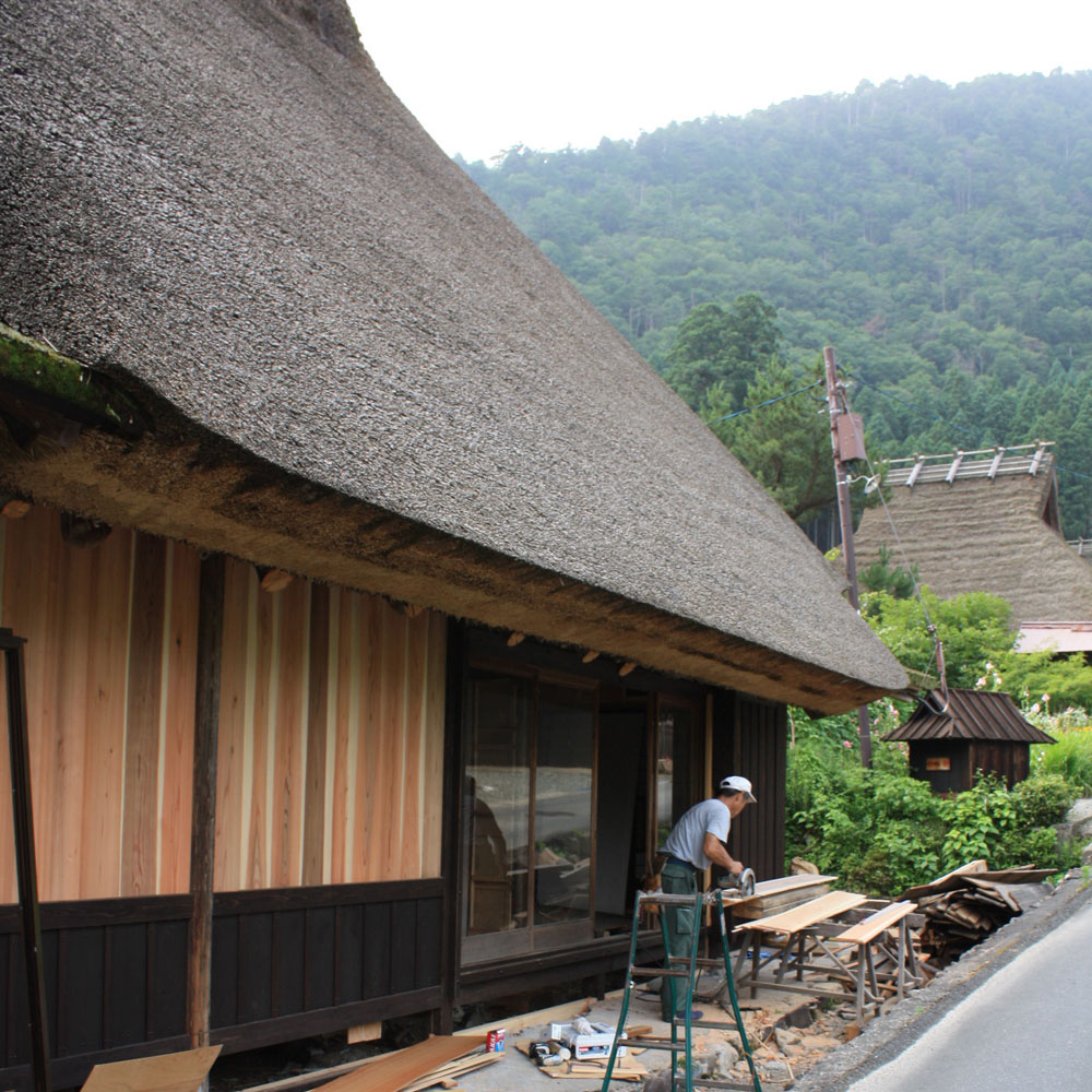腐食・反り対策が施された製品を見極めるポイント 丁寧な手仕事が木と茅の家を長く守る、美山町の職人技