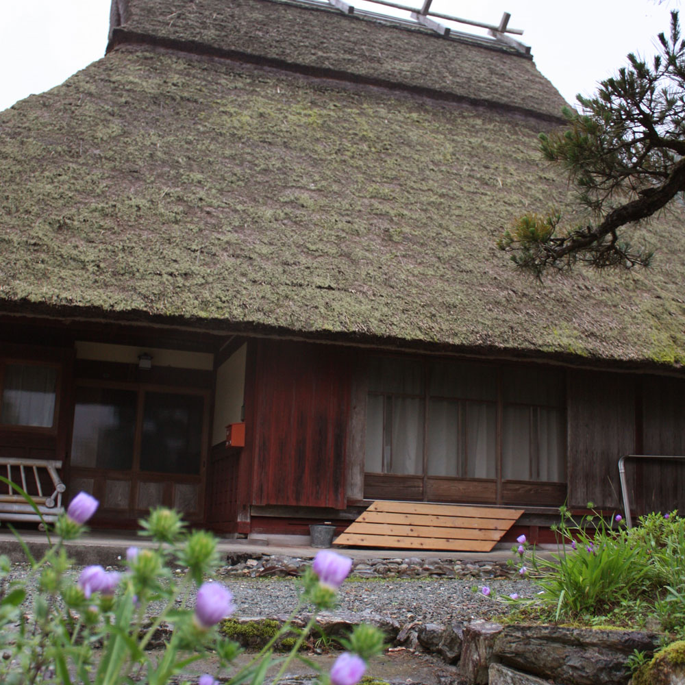 美山町の暮らしから学ぶ、自分らしい原風景の作り方（独自） 山野草が咲く庭先にたたずむ木の扉
