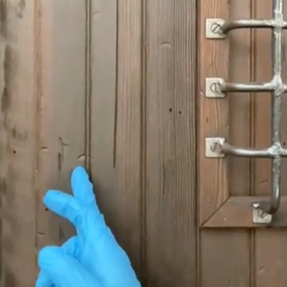 玄関ドアの凹みの様子