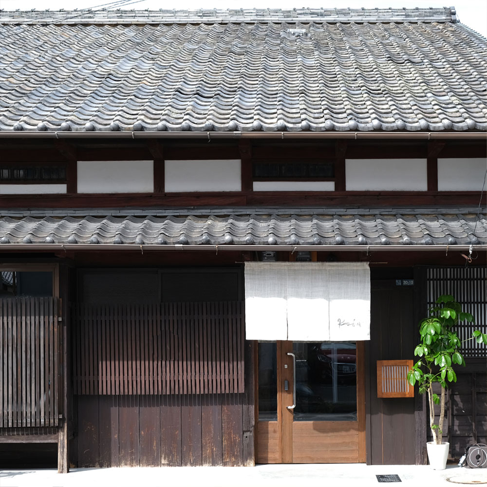 人が最初に手にした扉は、木だった 古民家の雰囲気に調和した木製玄関ドア