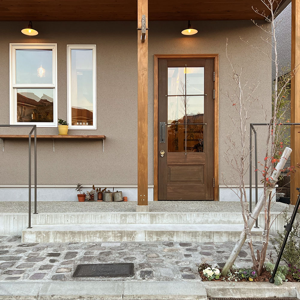 木製玄関ドアが“店の顔”になる理由『カフェ実例編』