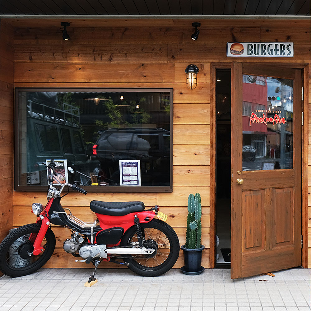 激旨バーガーショップの木製玄関ドア導入事例『ハードヴィンテージ仕上げ』