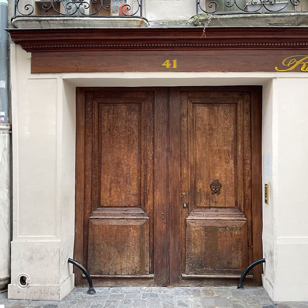 パリの街角に学ぶ『木製ドアの質感力』