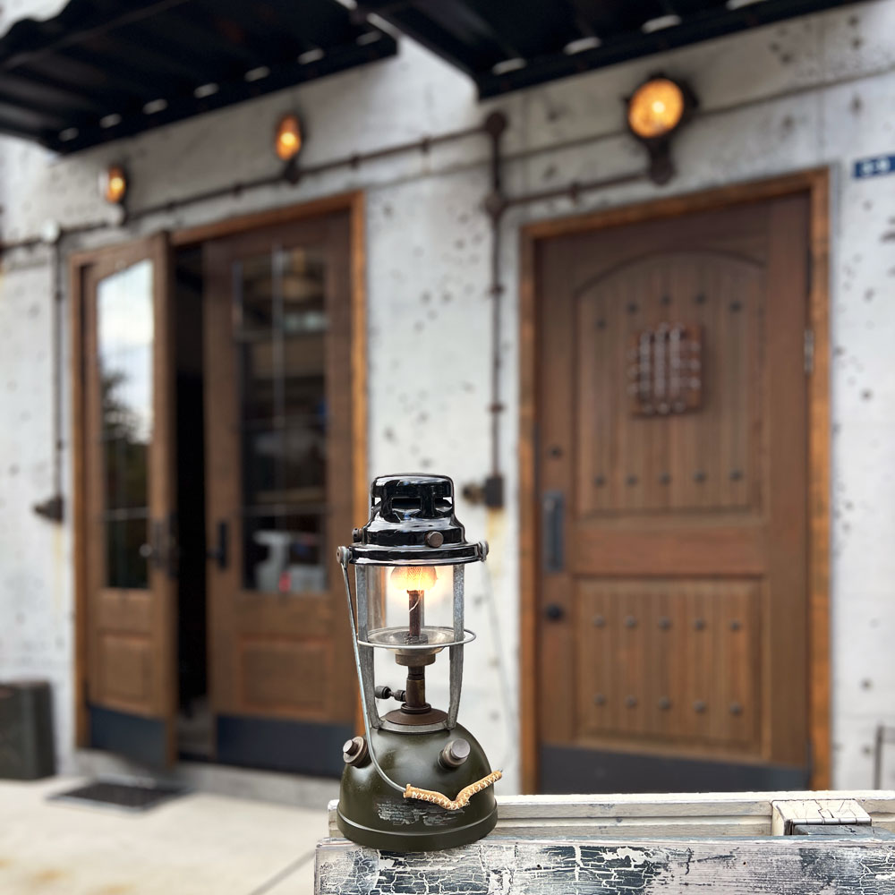 『店の顔』を決める3択：片開き？親子？観音開き？ 木製ドアで伝えるブランド哲学