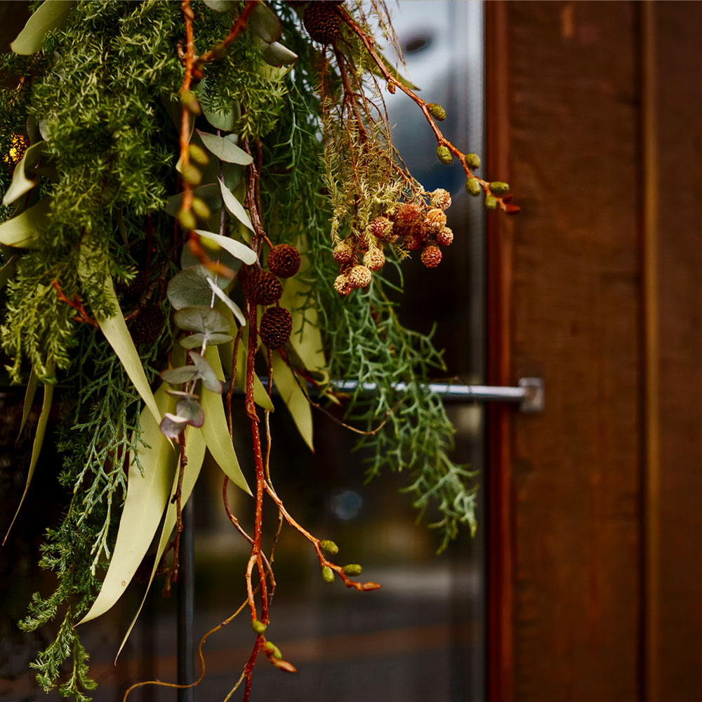 『脱・モデルルーム感』スワッグが似合う木製ドアで叶える、感性のリノベ