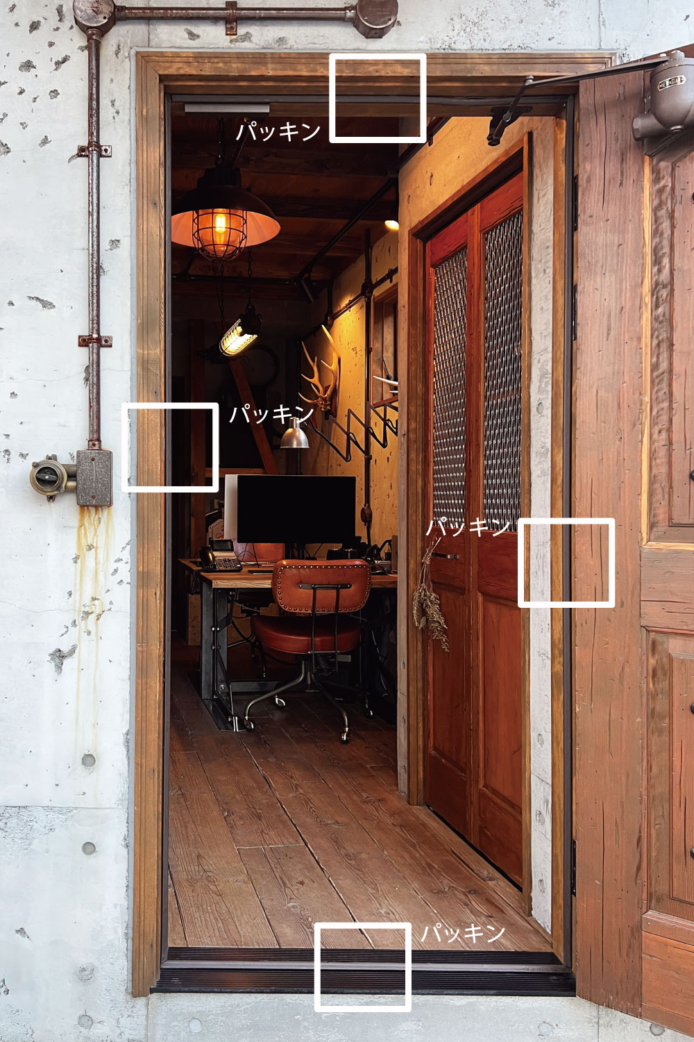 ドア枠に取り付けられた気密パッキンの断面図または詳細画像