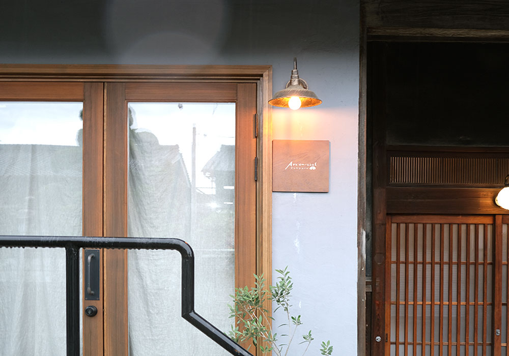 理想の空間を壊す「違和感」の正体 アンコンシェルの木製ドアの外観