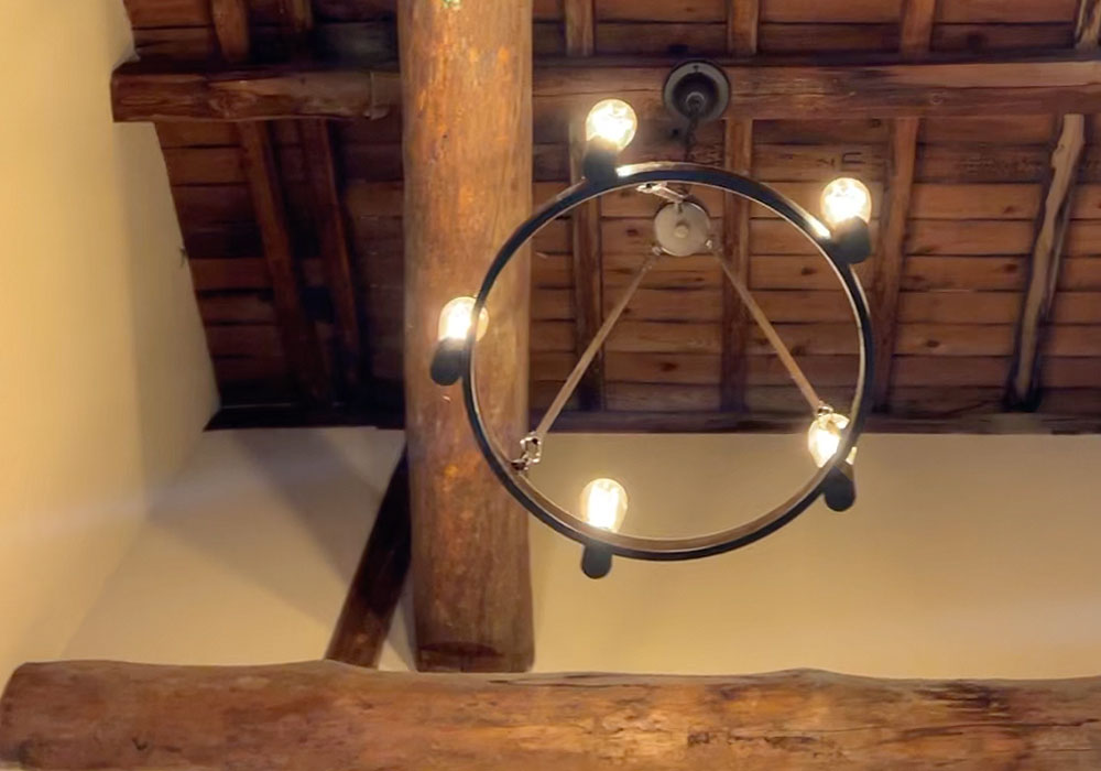 ノスタルジックな昭和レトロな時代にタイムスリップ 古民家の土間に馴染む木製ドア