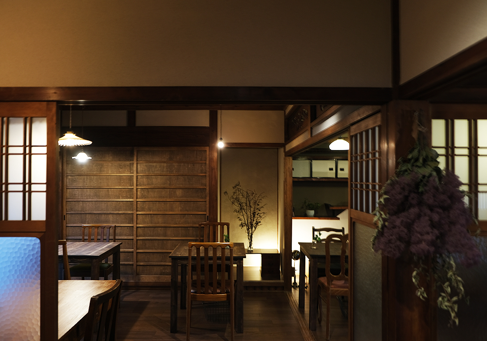 あなただけの「物語」を、一枚のドアから。 店内から見た温かみのある木製ドア