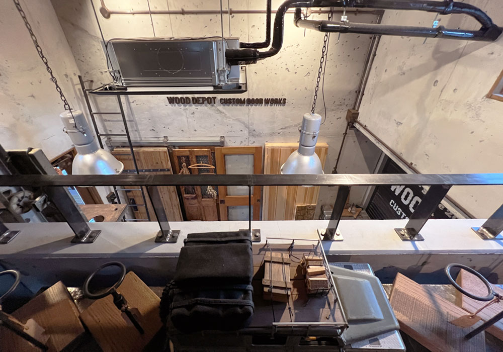 あえて「狭さ」を活かすヌックスペース 木の温もりがあるロフトのワークスペース