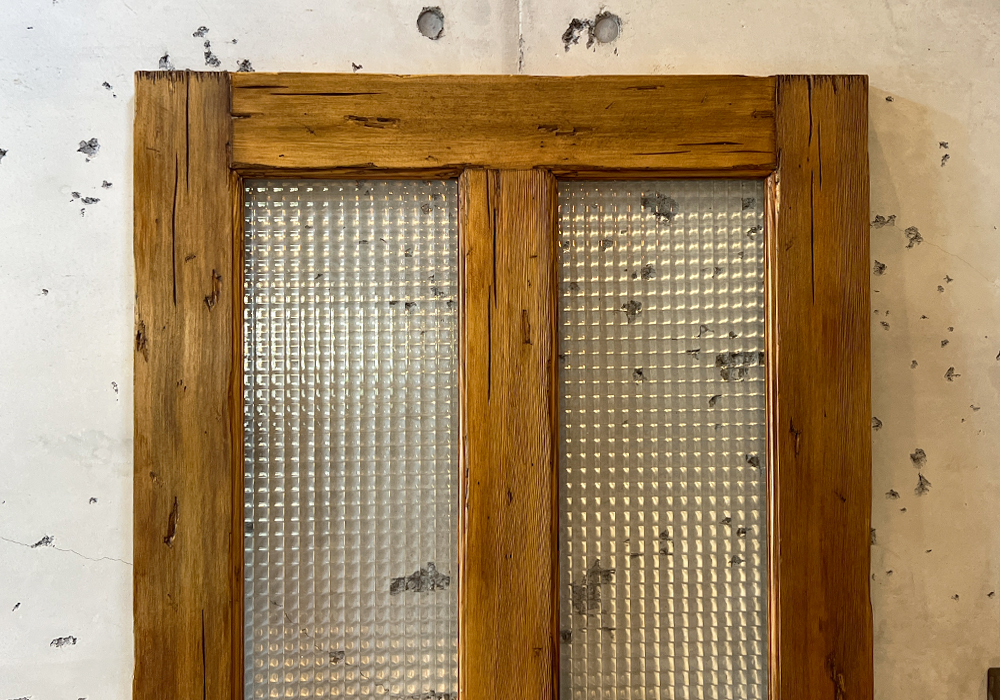 お客様を優しく迎える「チェッカーガラス」の魔法 採光と目隠しを兼ね備えたチェッカーガラス戸